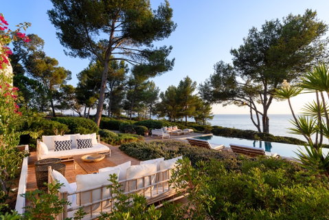 ABOVE: Luxury Staffed Villas