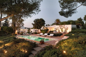 Above Luxury Staffed Villas