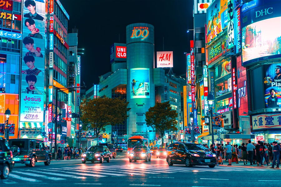 Traffic in Tokyo at night