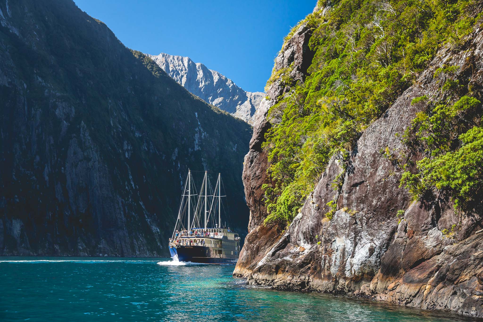 Milford Sound Cruise sailing between high rocks 
