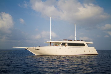 Maldives Dhoni Boat Cruise & Island Resort Stay