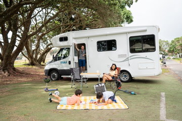 Camper Adventure - Kiwis, Hobbits & Whales