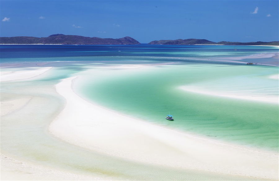 Bright white sand and turquoise blue waters in the Whitsunday Islands, Australia