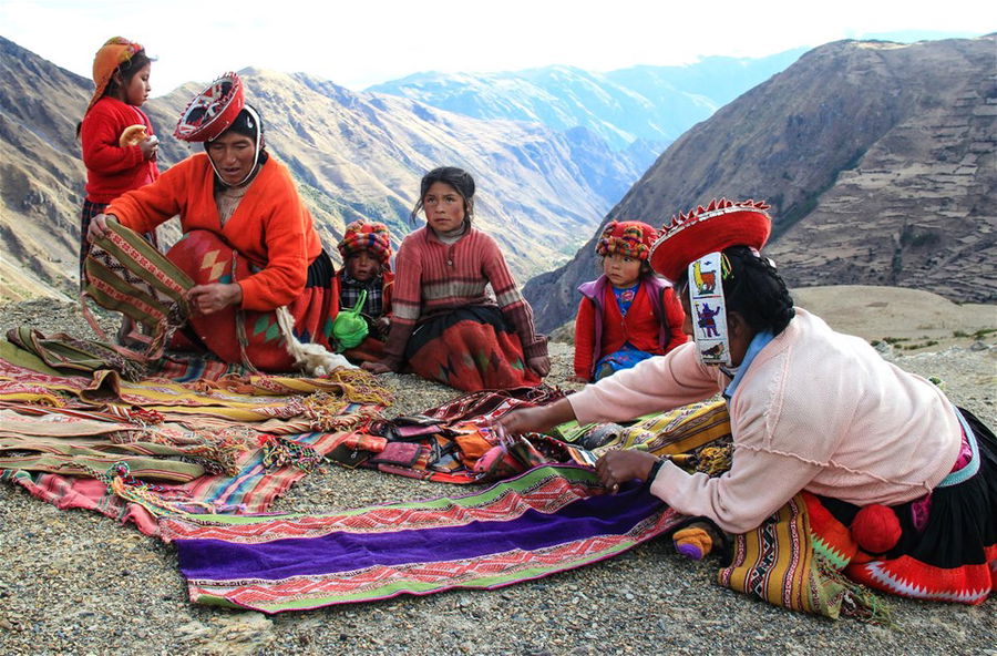 Quechua ladies and daughters, Lares Valley, near Cusco, Peru