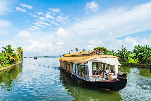 Houseboat (enclosed air-con dining area)