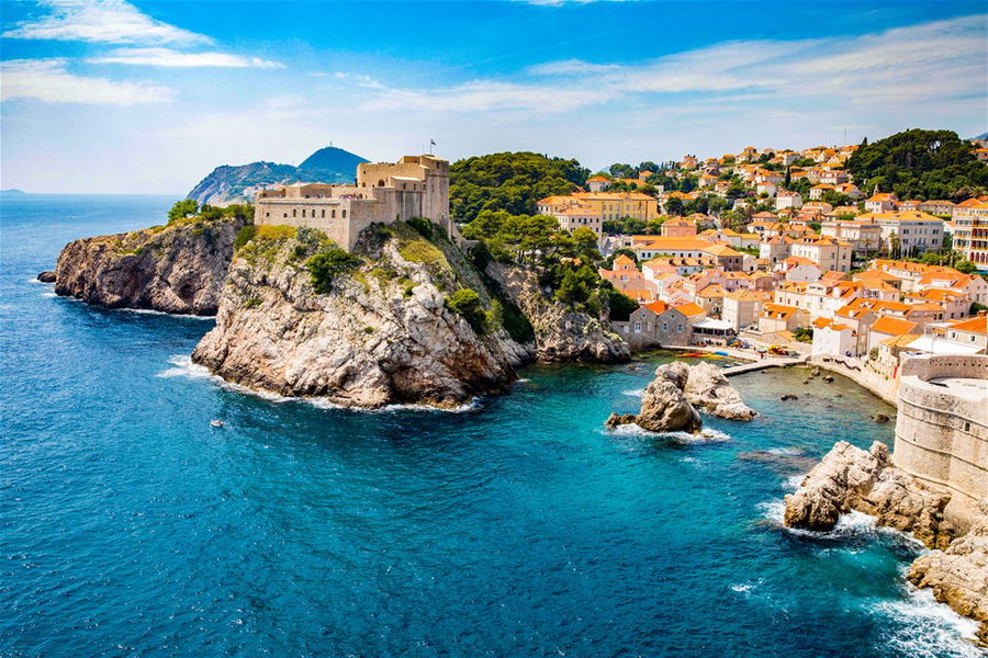 The city of Dubrovnik, Croatia, von top of a cliff overlooking the Adriatic sea